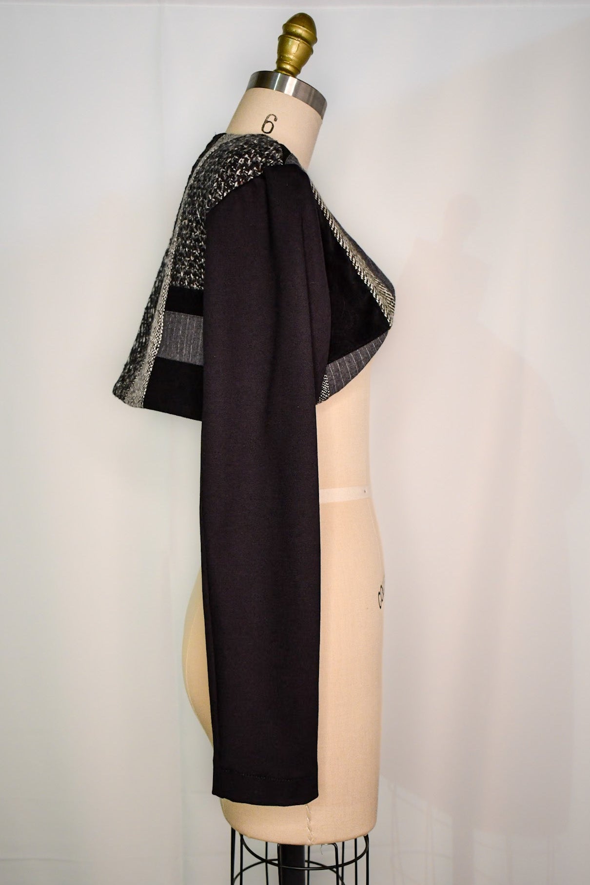 Cropped bolero jacket with wool mix fabiric.